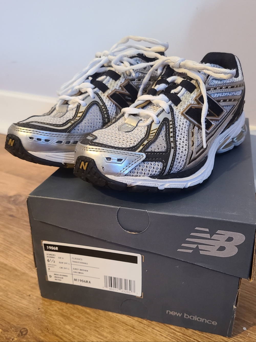 👟New Balance 1906R in White/Metallic Gold Size 6.5 Men's/8 Women's